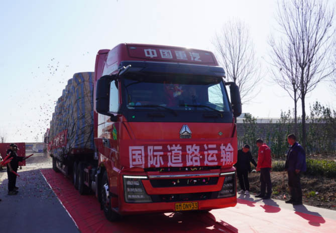 豪沃重卡助力圓鴻物流降本增效，打造跨境運力新標桿